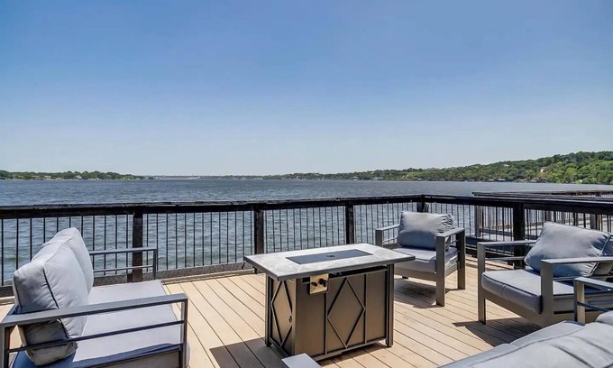 Granbury House | Driftwood Hideawaynn