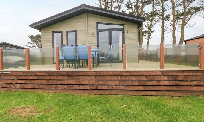 Hasguard Cross Cottage | DRIFTWOOD LODGE, pet friendly, with hot tub in Little Haven