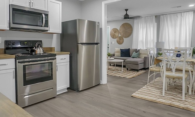 Hanahan House | “Drinks Out Back” Pet Friendly Recently Updated 12 min to downtown Charleston