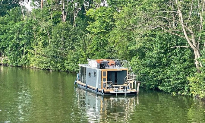 Muritz Boat Rental | Driving licence-free mobile houseboat "My Way" on the Mecklenburg Lake Plateau