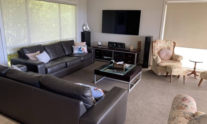 Dromana House | Dromana Seabreeze is a 3 minute drive to the beach and wineries