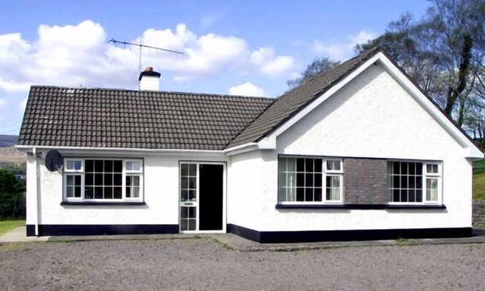 Kenmare Cottage | DROUMATOUK COTTAGE, pet friendly in Kenmare, County Kerry