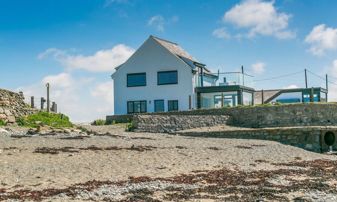Llanfaethlu Cottage | Dryll y Gro - an on the beach that sleeps 11 guests in 5 bedrooms