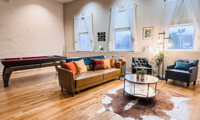 Old City Apartment | DT Old City, Stadium walkable, Sleeps 9