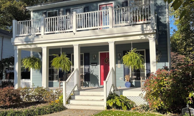 Annapolis House | DTA 2 bdrm w/parking, pet friendly, great location with all of the amenities!