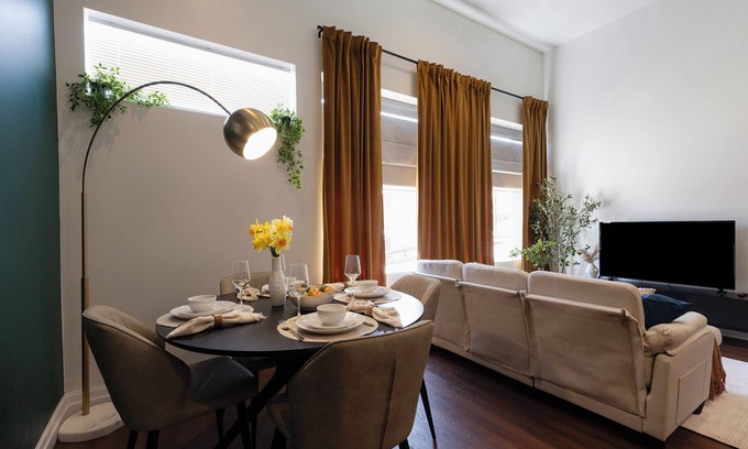 Downtown Apartment | DTWN I Near Yale I King Beds I Free Parking I Gym I Free Coffee I Pets Welcome!