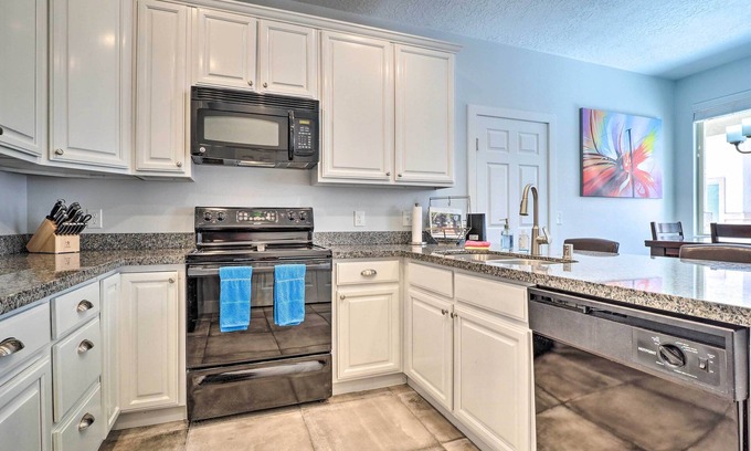 Mesquite Condo | Dtwn Mesquite Condo w/Resort Pool: Golf & Gamble!