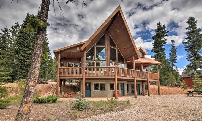 Duck Creek Village House | Duck Creek Village Chalet with Fire Pit and Decks
