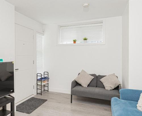 Knight House | Dumfries Guest Room in Vancouver