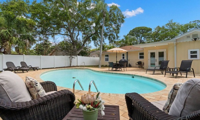Dunedin House | Dunedin Pool Cottage ON Pinellas Trail