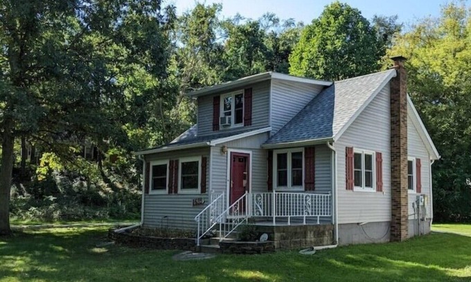 Town of Pines House | Dunes Cottage at Town of Pines Lake Michigan near Indiana Dunes Parks! n