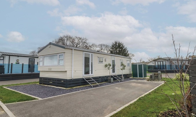 Hayling Island Cottage | DUNLIN WALK 13, pet friendly, with pool in Hayling Island