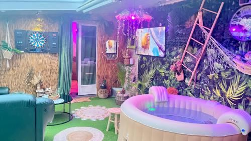 Saint-Clement-des-Levees House | Duo exotique au Mirage Tropical en Bord de Loire