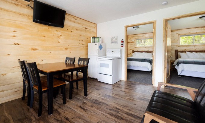 Whitefish Resort | Duplex 2 Queen Bedroom Full Bath Full Kitchen 10 Minutes from West Glacier Park!