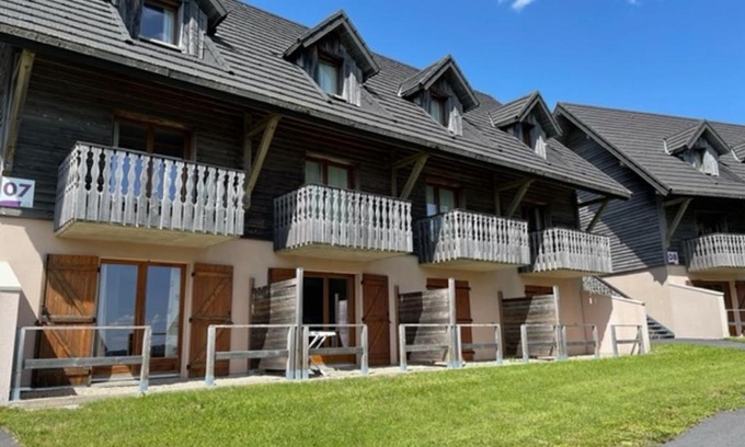 Besse-et-Saint-Anastaise Apartment | Duplex 8 pers avec piscine à Super-Besse - FR-1-814-44