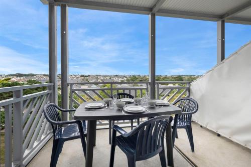 Le Croisic Apartment | Duplex avec balcon, piscine et accès plage pour 4