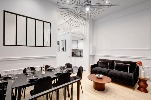 Charonne Apartment | Duplex de Luxe avec billard et baignoire