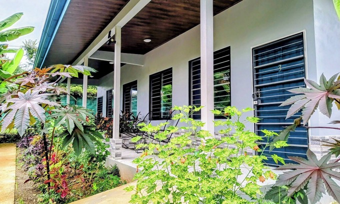 Hatillo House | Duplex Sleeps 6 w/WiFi and AC-5 Mins Drive to Dominical Beach-30 Mins to Uvita