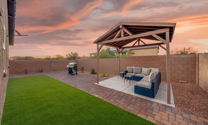 Casas Adobes House | Duplex-Style House/Split/3 BR 3 BA/Office
