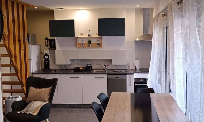 Esquieze-Sere House | Duplex T3 Calme avec Terrasse, Proche Thermes, 2 Chambres, Wifi Gratuit, Parking, Non Fumeur.