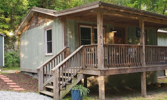 Hendersonville House | DuPont Cottage - Bike to DuPont!