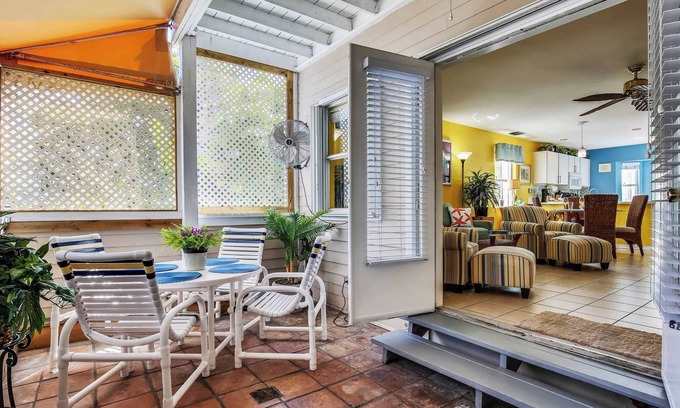 Old Town Cottage | Duval Sea Turtle by Avantstay Great Location Close to Shops Shared Pool!