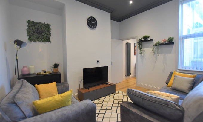 Sunderland House | Dwell Living Central Stylish 4BD Contractor Family Friendly
