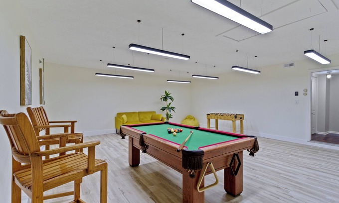 Westfield House | Dwntown Westfield Gem: Sleeps 17 with 6-Car Parking
