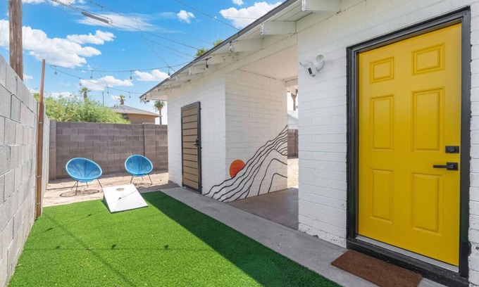 Garfield House | Dwntwn PHX 1 King Bed, yard oasis 8 mins 2 airport