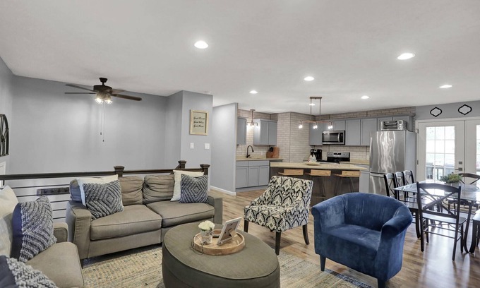 Westfield House | Dwntwn Westfield Family home close to GrandPark and local entertainment