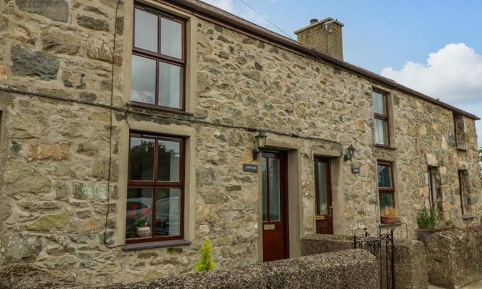 Edern House | Dwyros