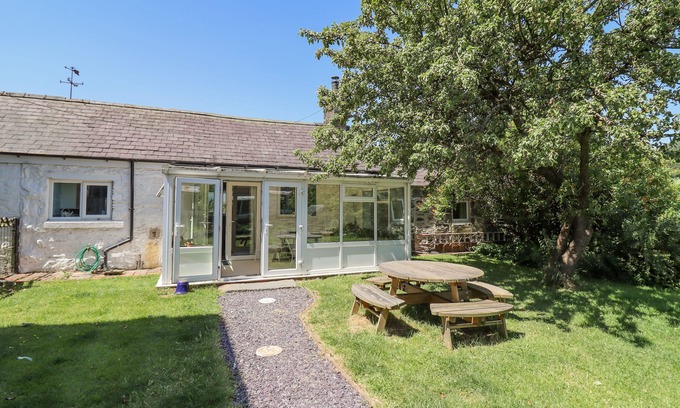 Corwen House | DYFFRYN BACH, pet friendly, with open fire in Corwen