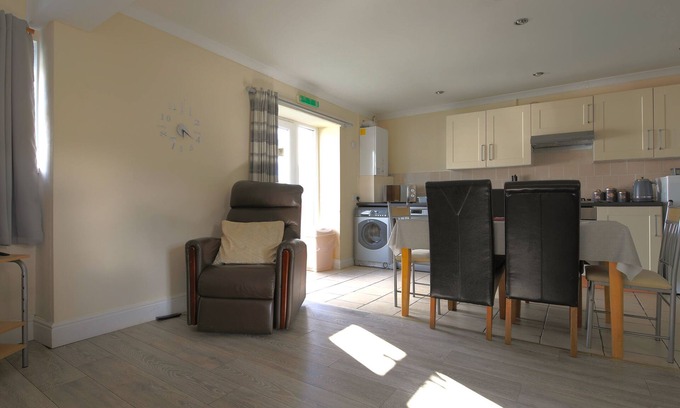 Llanybri Cottage | Dylan's Court