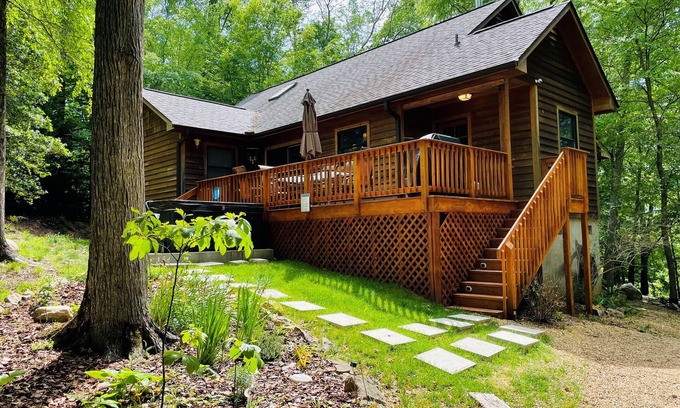 Hot Springs Cabin | Dynamite Mountain House, beautiful views! Hot Tub! Firepit!