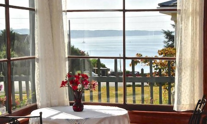 Port Townsend Historic District House | DYNAMITE WATER VIEW. WATCH BOATS & FERRY SAIL-BY. 4 MINUTE WALK TO DOWNTOWN