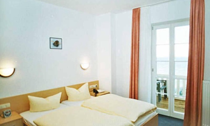 Sassnitz House | DZ 02. Standard mit Meerblick und Balkon - Hotel Garni Meeresgruß