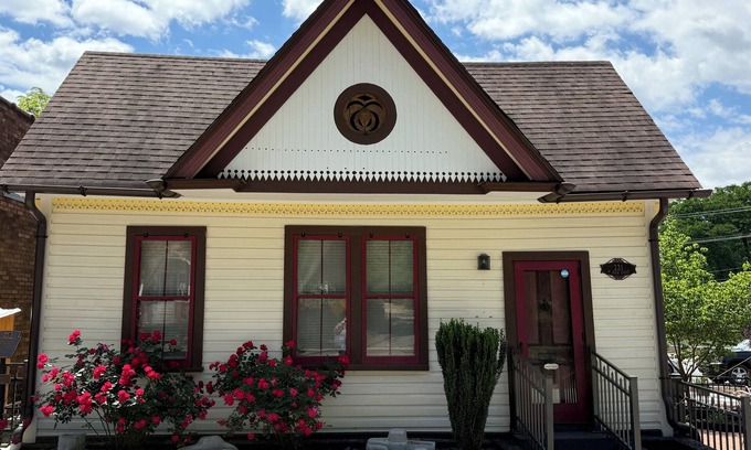 Jonesville Cottage | E&A Cottage in heart of downtown Elkin