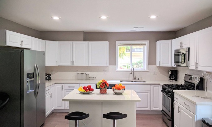 Harrison/Denny-Blaine Apartment | E John Street Apartment: UNIT B