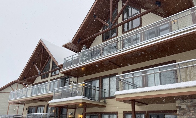 Bromont Apartment | E104 Condo ski in ski out / vélo in velo out