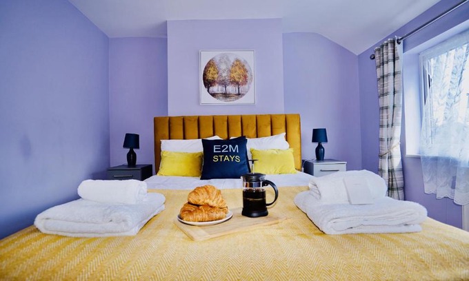 Runnymede House | E2M Stays Beautiful House Close To Heathrow Airport- Walking Distance To Thames River