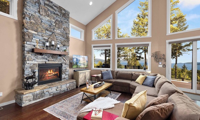 Somers House | Eagles Nest - Hot Tub & Lake Views