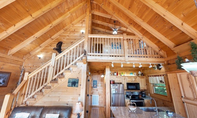 Gatlinburg - Pigeon Forge Cabin | Eagles Point 3 Bedrooms 3 Bathrooms Cabin