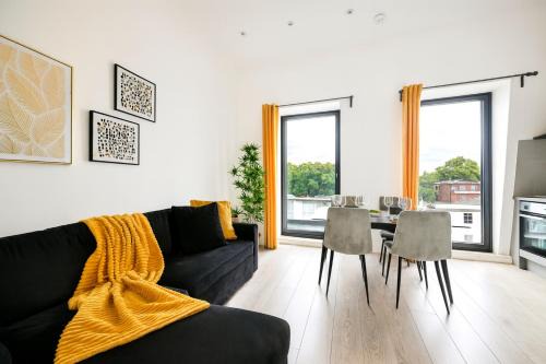 Ealing Apartment | Ealing Broadway Apartment- Near Tube Station -WIFI- Netflix