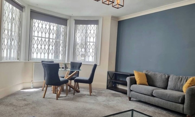 Redcliffe Apartment | Earl's Court Private Entrance 1 Bedroom Flat