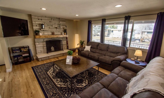 Cottonwood Heights House | Early Bird Discount - Ski House with workspace + VIEWS!