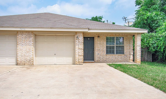Belton House | Easily accessible 2 bedroom 2 bathroom 1 car garage duplex