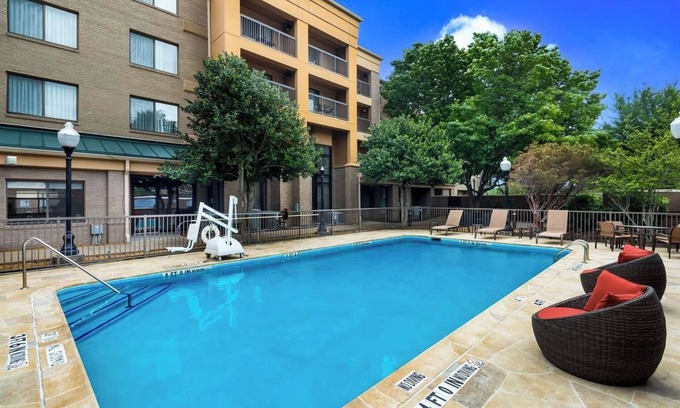 Richardson Hotel | Easily-Accessible Hotel! Outdoor Pool, Close to Galleria Dallas, Pets Allowed!
