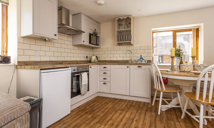 Wickhamford Cottage | East Barn Cottage - sleeps 3 guests in 2 bedrooms