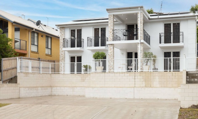 Shoal Bay House | East Belmont, 38 Tomaree Rd - spa, linen, Wi-Fi, Air Con , Games Room