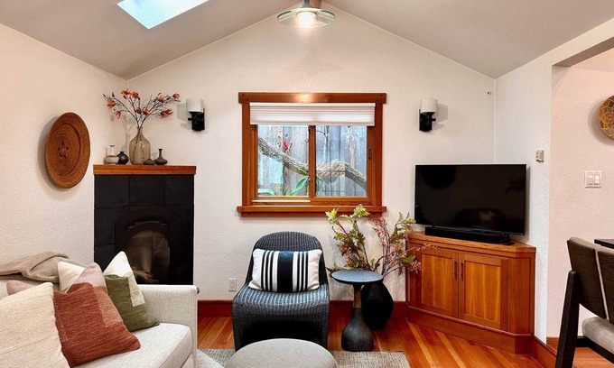 Eastside Santa Cruz Cottage | East Cliff Beach Cottage.one short block from the an expansive sandy beach